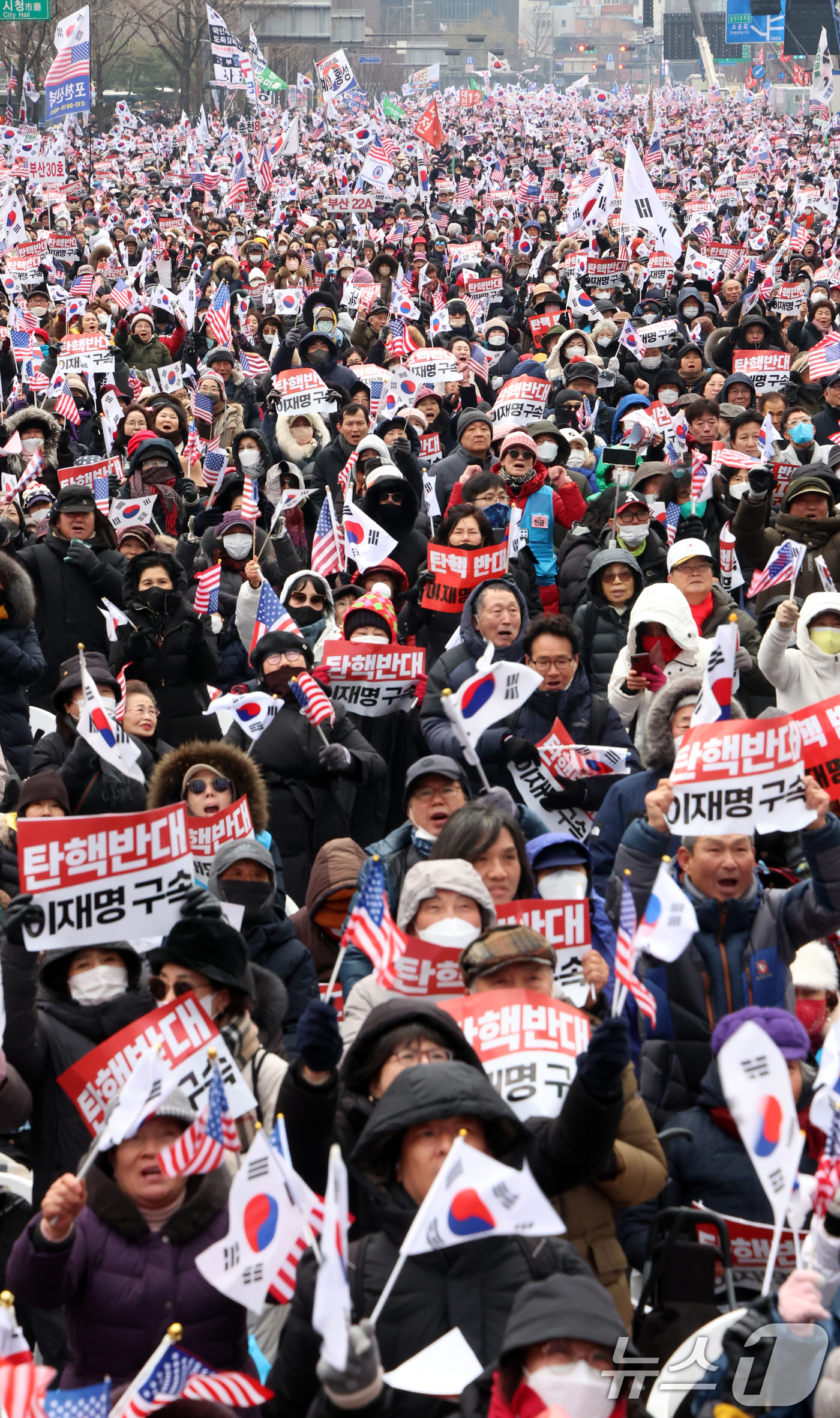 (서울=뉴스1) 김명섭 기자 = 21일 서울 종로구 광화문 동화면세점 앞에서 열린 대한민국바로세우기국민운동본부 주최 '대통령 탄핵 반대 자유민주주의 수호 광화문 국민혁명대회'에서 …