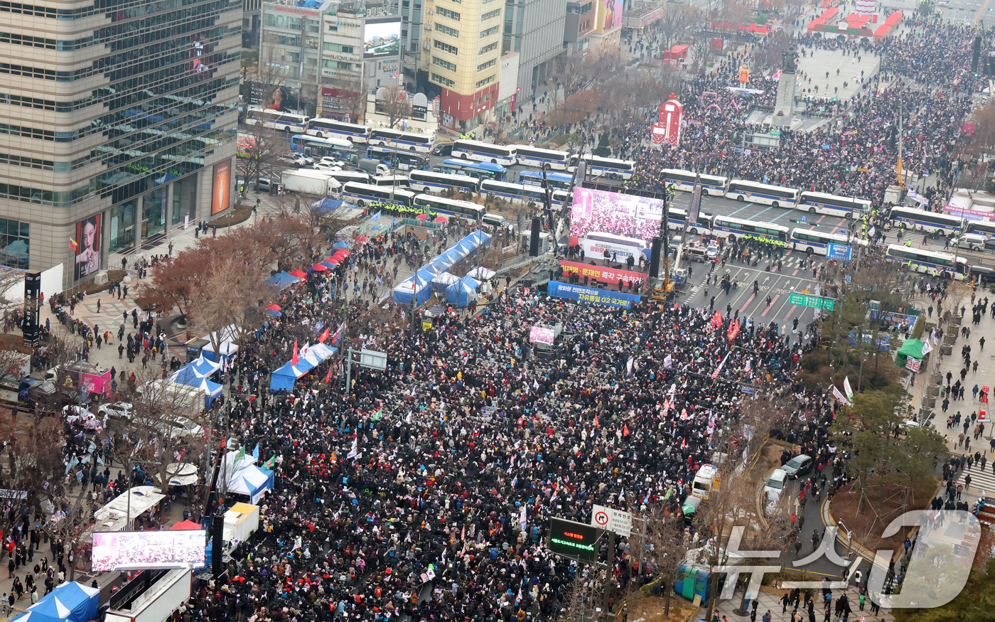 (서울=뉴스1) 김명섭 기자 = 21일 서울 종로구 광화문 동화면세점 앞에서 열린 대한민국바로세우기국민운동본부 주최 '대통령 탄핵 반대 자유민주주의 수호 광화문 국민혁명대회'에서 …