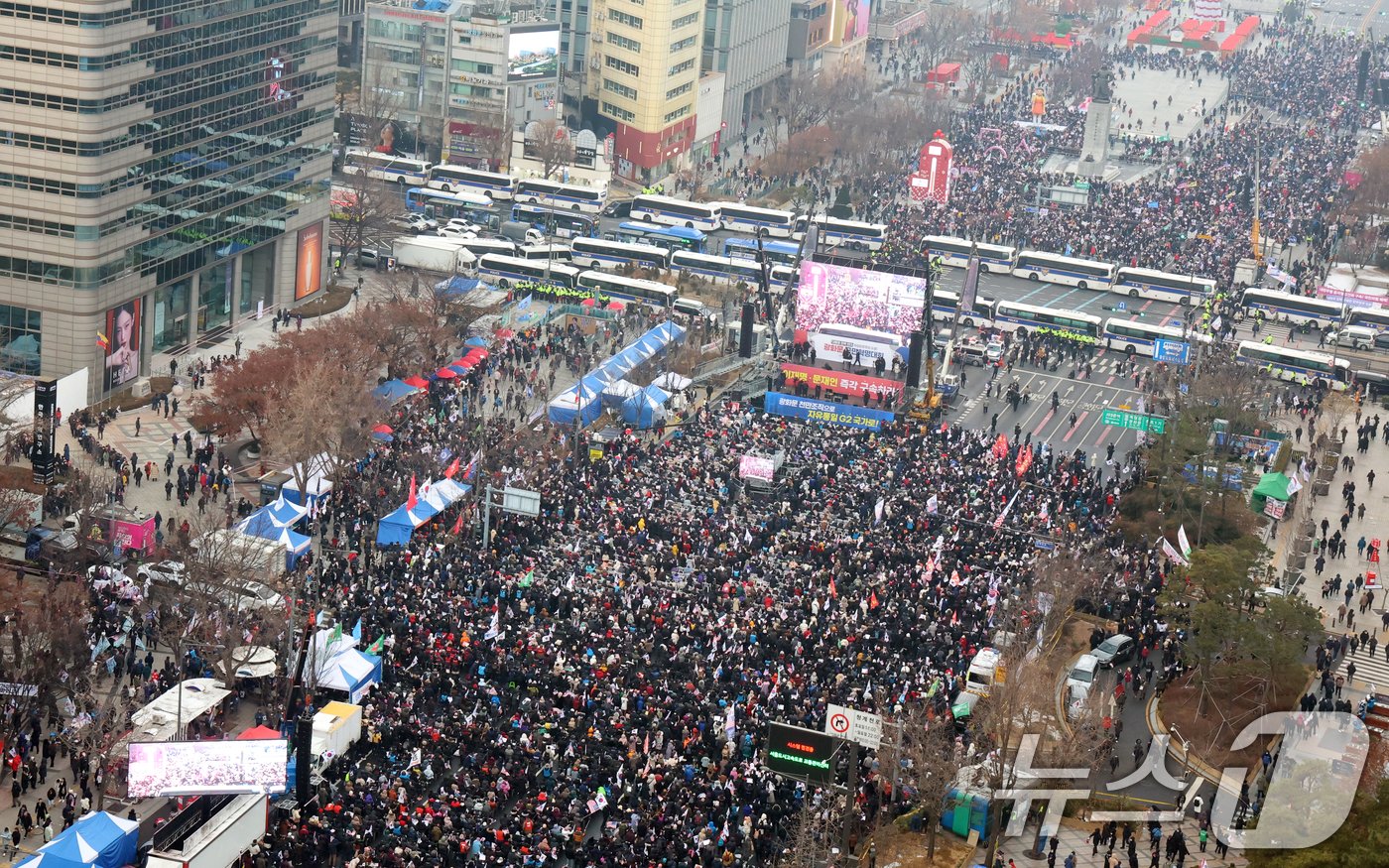 본문 이미지 - 21일 서울 종로구 광화문 동화면세점 앞에서 열린 대한민국바로세우기국민운동본부 주최 '대통령 탄핵 반대 자유민주주의 수호 광화문 국민혁명대회'에서 참가자들이 구호를 외치고 있다. 2024.12.21/뉴스1 ⓒ News1 김명섭 기자