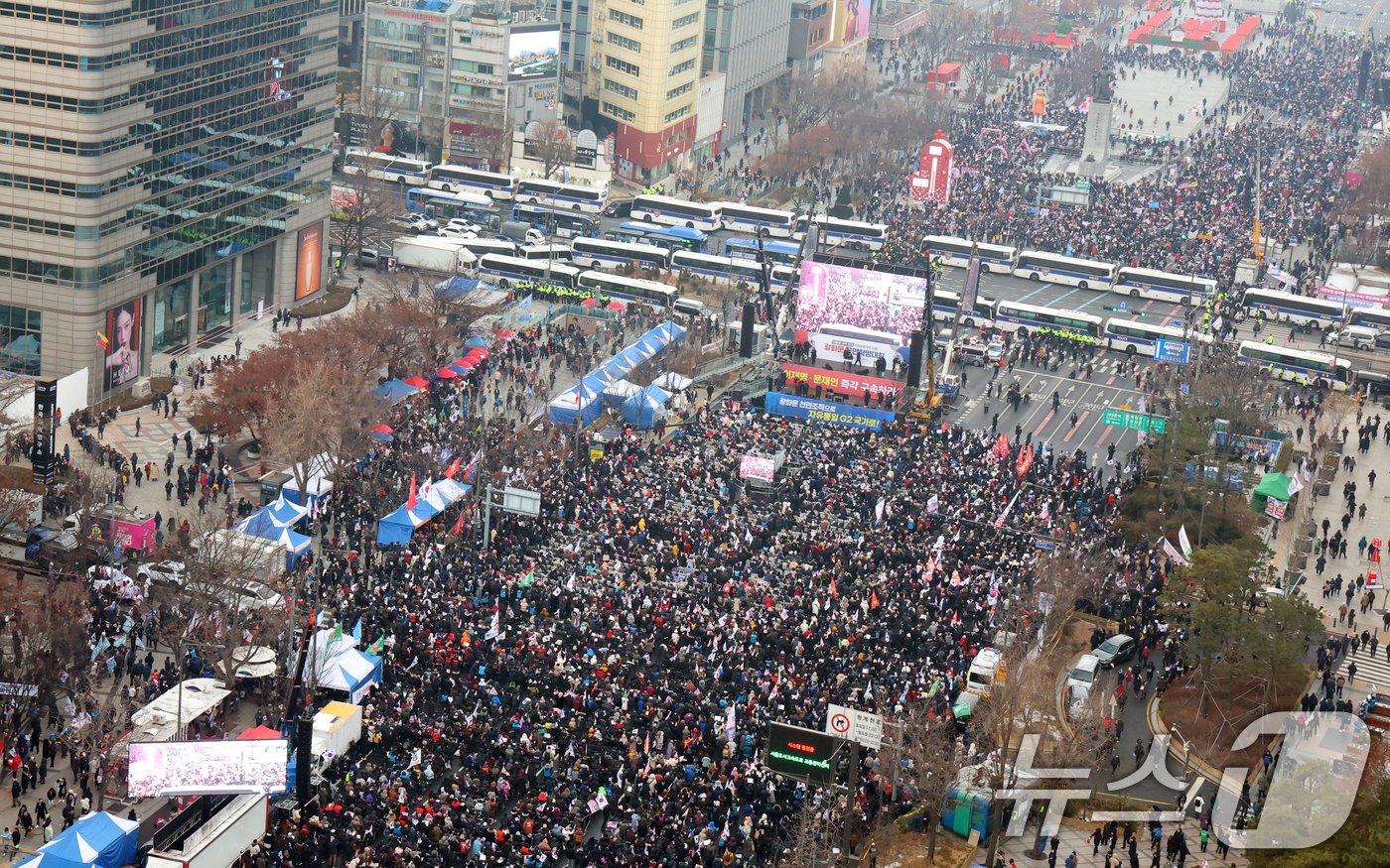 21일 서울 종로구 광화문 동화면세점 앞에서 열린 대한민국바로세우기국민운동본부 주최 &#39;대통령 탄핵 반대 자유민주주의 수호 광화문 국민혁명대회&#39;에서 참가자들이 구호를 외치고 있다. 2024.12.21/뉴스1 ⓒ News1 김명섭 기자