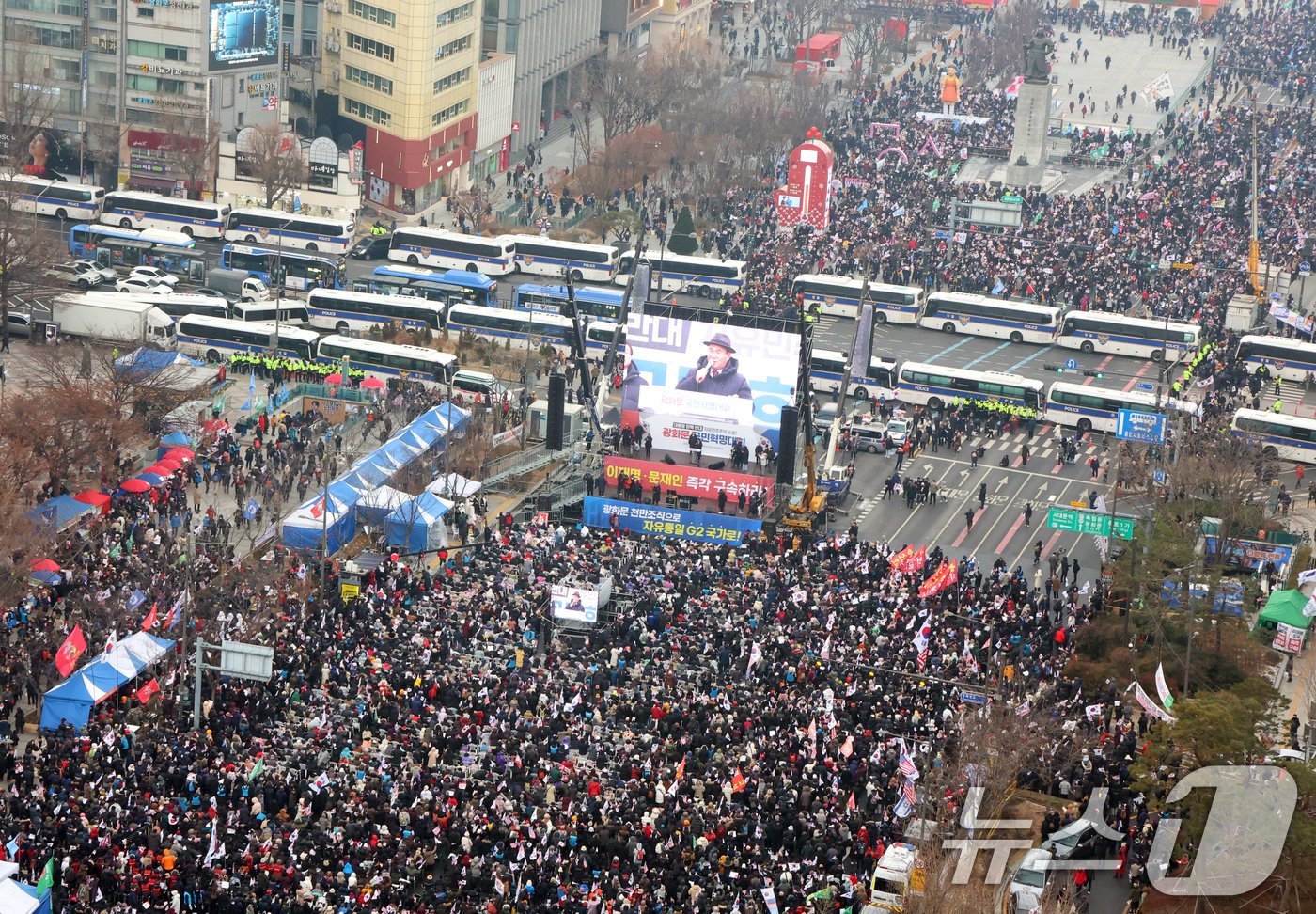 본문 이미지 - 21일 서울 종로구 광화문 동화면세점 앞에서 열린 대한민국바로세우기국민운동본부 주최 &#39;대통령 탄핵 반대 자유민주주의 수호 광화문 국민혁명대회&#39;에서 참가자들이 구호를 외치고 있다. 2024.12.21/뉴스1 ⓒ News1 김명섭 기자