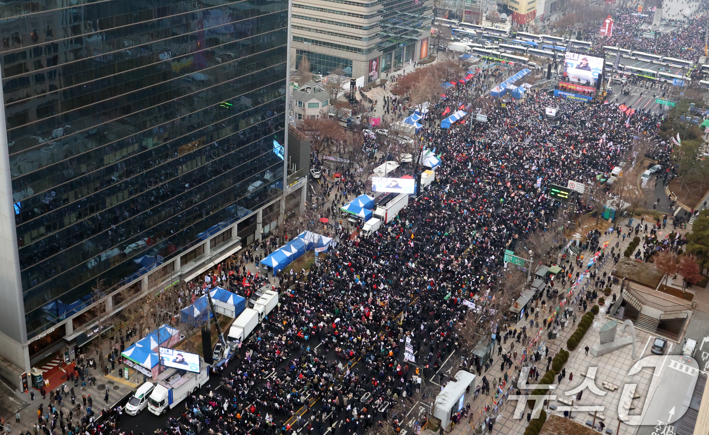 (서울=뉴스1) 김명섭 기자 = 21일 서울 종로구 광화문 동화면세점 앞에서 열린 대한민국바로세우기국민운동본부 주최 '대통령 탄핵 반대 자유민주주의 수호 광화문 국민혁명대회'에서 …