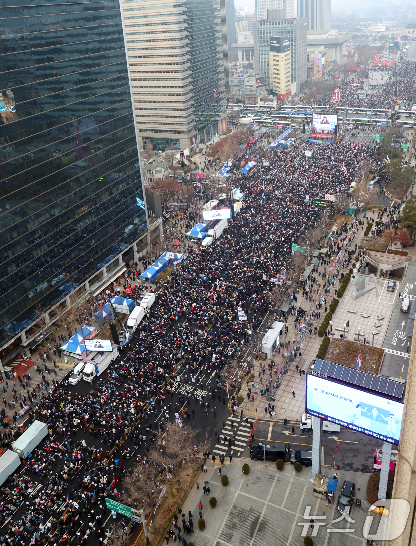 (서울=뉴스1) 김명섭 기자 = 21일 서울 종로구 광화문 동화면세점 앞에서 열린 대한민국바로세우기국민운동본부 주최 '대통령 탄핵 반대 자유민주주의 수호 광화문 국민혁명대회'에서 …