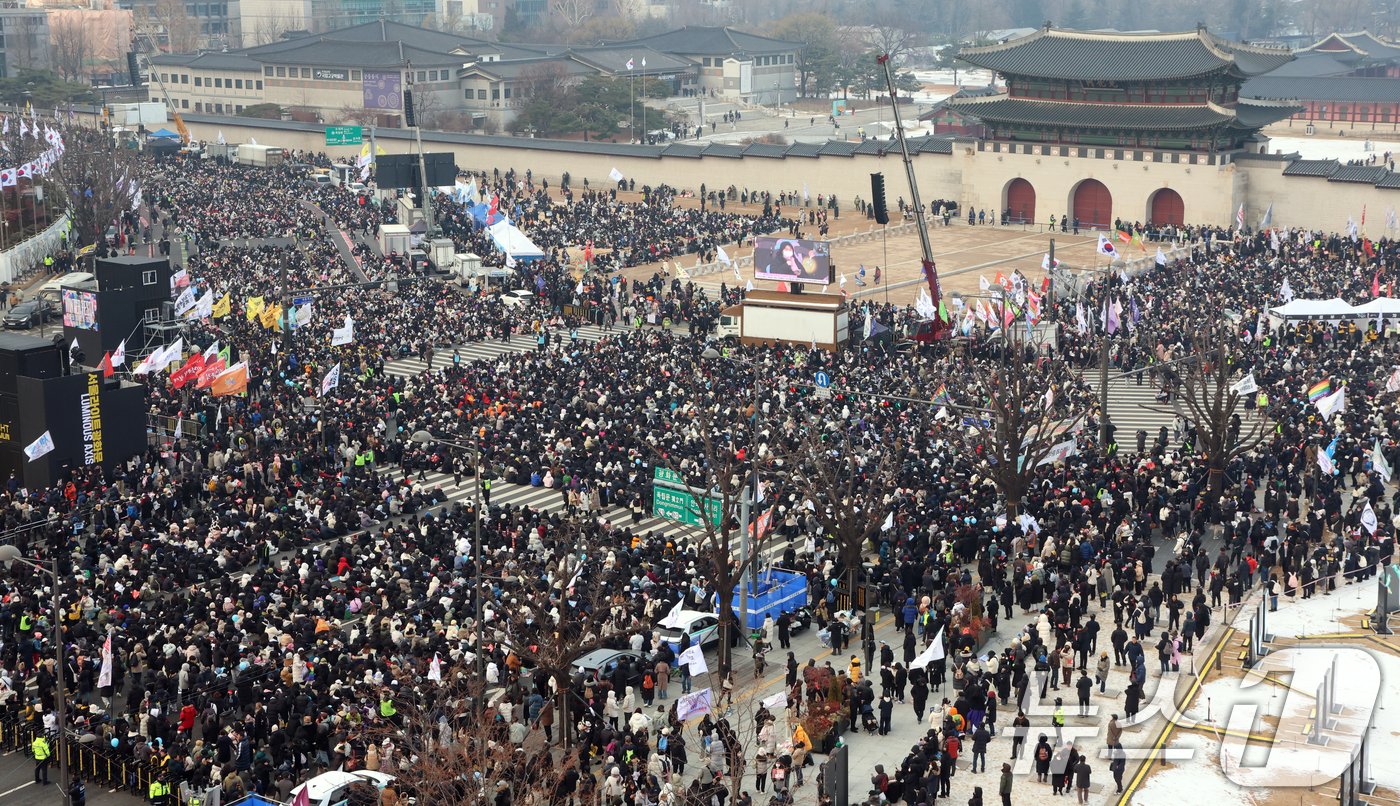 21일 서울 광화문 동십자각에서 열린 윤석열즉각퇴진·사회대개혁 비상행동 범국민촛불대행진에서 시민들이 구호를 외치고 있다. 202412.21/뉴스1 ⓒ News1 김명섭 기자