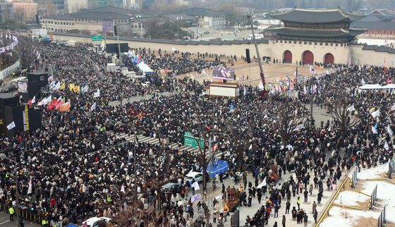 "尹 파면때까지" "서류 거부 비겁"…경복궁 앞 '심판 응원봉' 물결