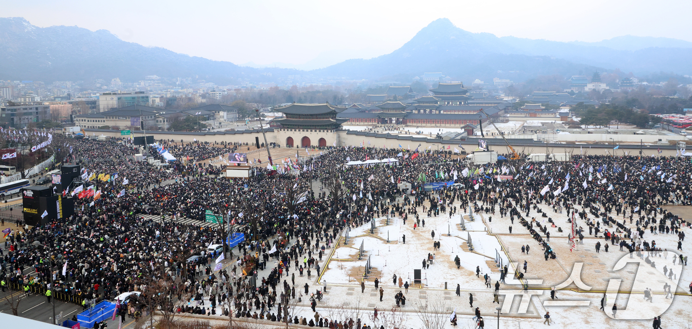 (서울=뉴스1) 김명섭 기자 = 21일 서울 광화문 동십자각에서 열린 윤석열즉각퇴진·사회대개혁 비상행동 범국민촛불대행진에서 시민들이 구호를 외치고 있다. 202412.21/뉴스1