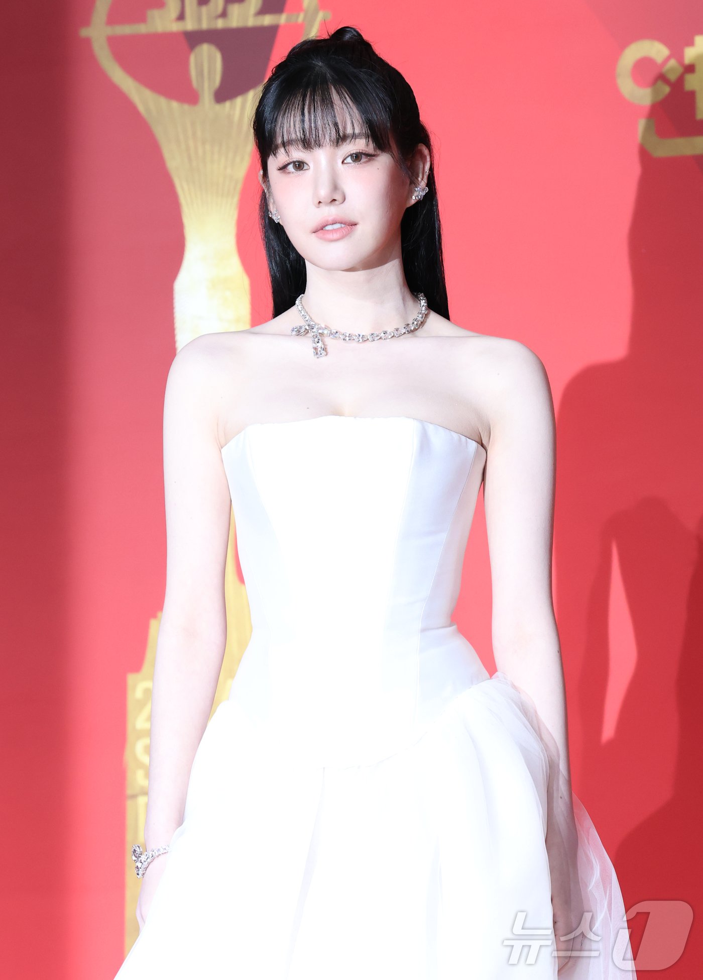 본문 이미지 - 배우 이유비가 21일 오후 서울 마포구 상암동 SBS 프리즘타워에서 열린 '2024 SBS 연기대상' 레드카펫 행사에 참석해 매력을 발산하고 있다. ⓒ News1 권현진 기자