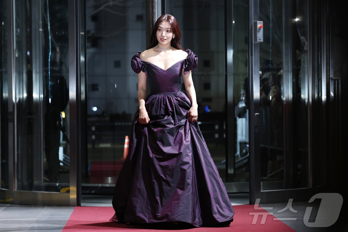 본문 이미지 - 배우 박신혜가 21일 오후 서울 마포구 상암동 SBS 프리즘타워에서 열린 '2024 SBS 연기대상'에 참석해 레드카펫을 밟고 있다. ⓒ News1 권현진 기자