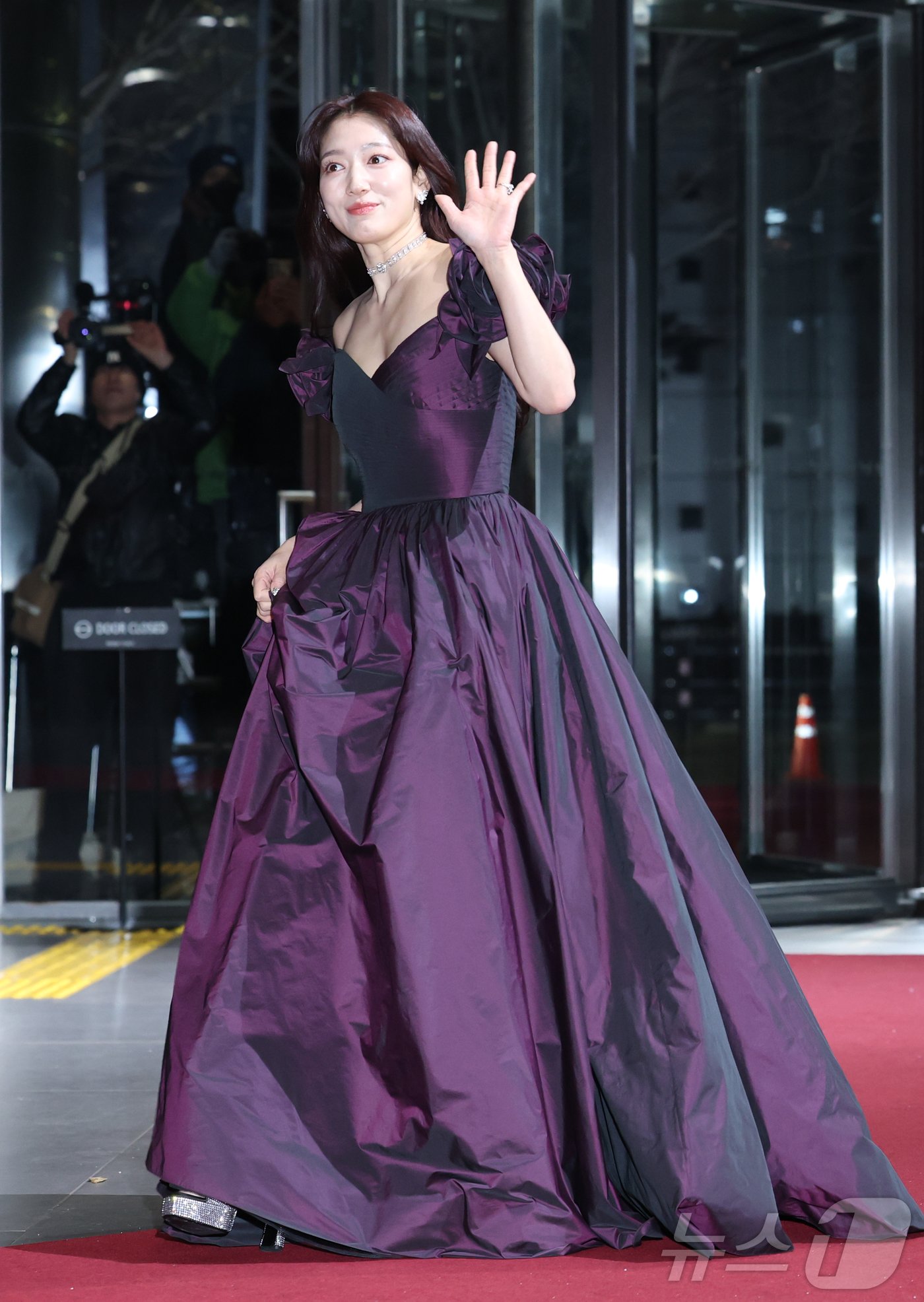 본문 이미지 - 배우 박신혜가 21일 오후 서울 마포구 상암동 SBS 프리즘타워에서 열린 '2024 SBS 연기대상' 레드카펫 행사에 참석해 손을 흔들고 있다. ⓒ News1 권현진 기자