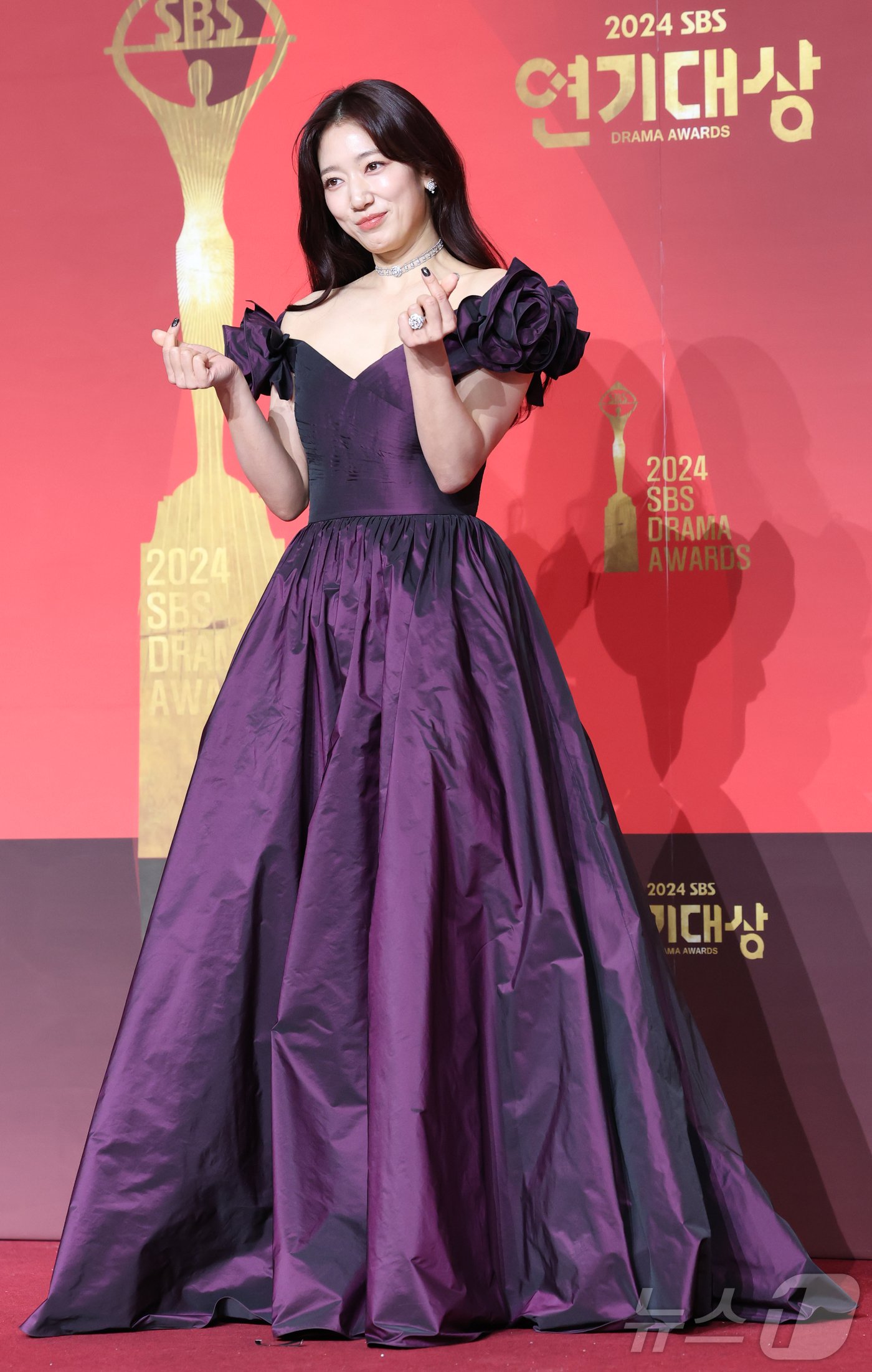 본문 이미지 - 배우 박신혜가 21일 오후 서울 마포구 상암동 SBS 프리즘타워에서 열린 '2024 SBS 연기대상' 레드카펫 행사에 참석해 하트 포즈를 취하고 있다. ⓒ News1 권현진 기자