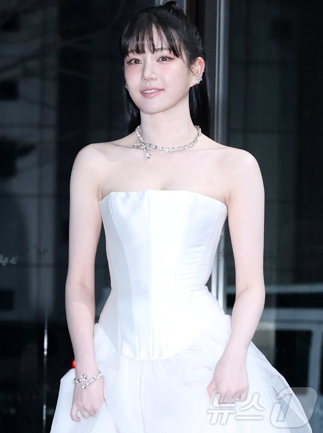 본문 이미지 - 배우 이유비가 21일 오후 서울 마포구 상암동 SBS 프리즘타워에서 열린 '2024 SBS 연기대상' 레드카펫 행사에 참석하고 있다. ⓒ News1 권현진 기자