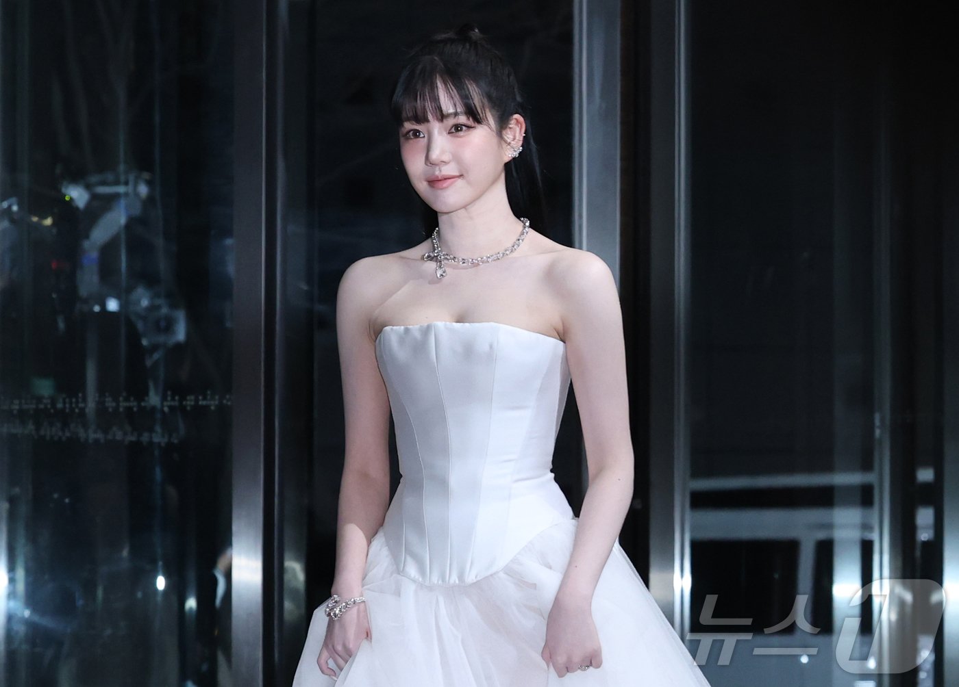 본문 이미지 - 배우 이유비가 21일 오후 서울 마포구 상암동 SBS 프리즘타워에서 열린 '2024 SBS 연기대상' 레드카펫 행사에 참석하고 있다. ⓒ News1 권현진 기자