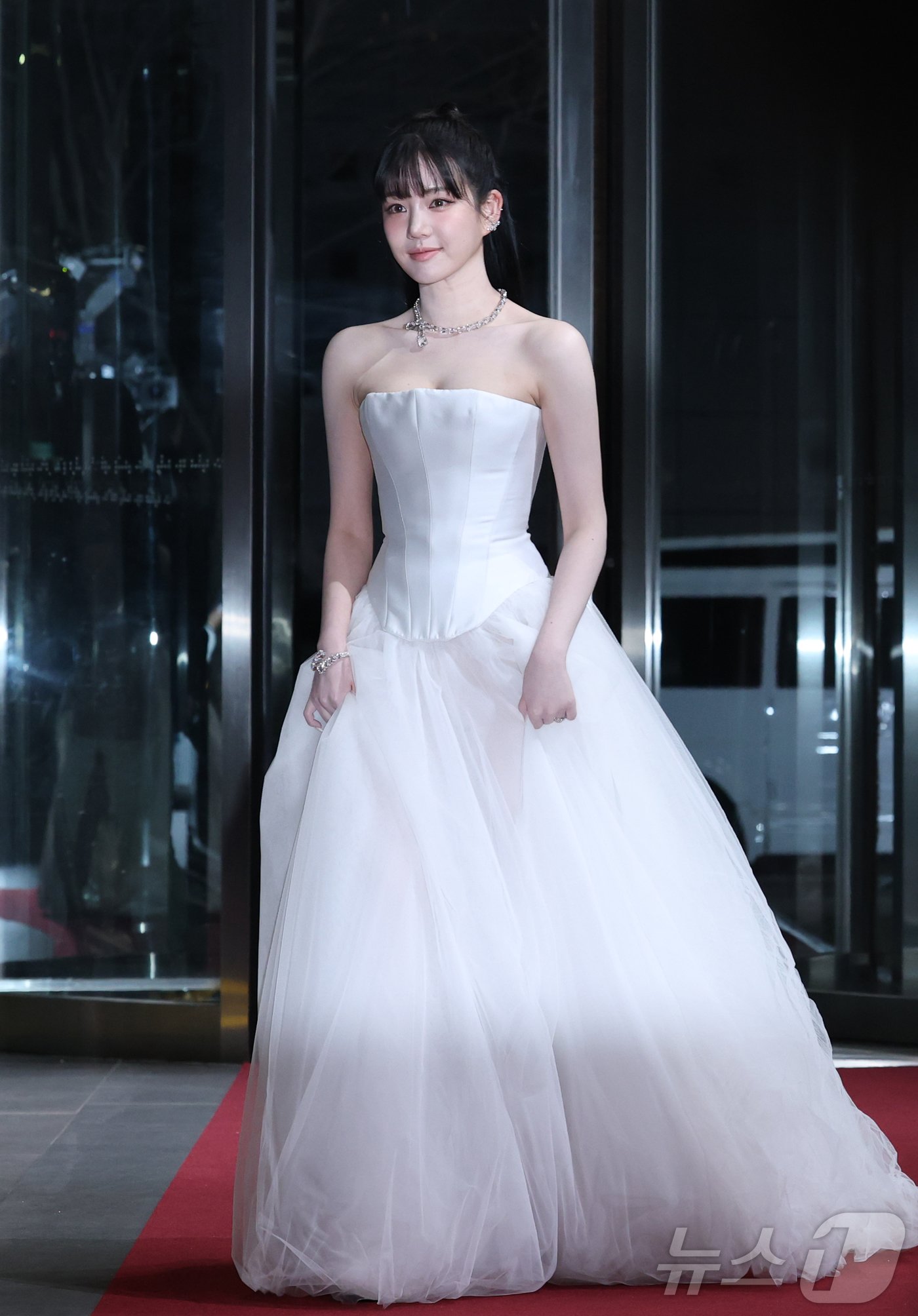 본문 이미지 - 배우 이유비가 21일 오후 서울 마포구 상암동 SBS 프리즘타워에서 열린 '2024 SBS 연기대상'에 참석해 레드카펫을 밟고 있다. ⓒ News1 권현진 기자