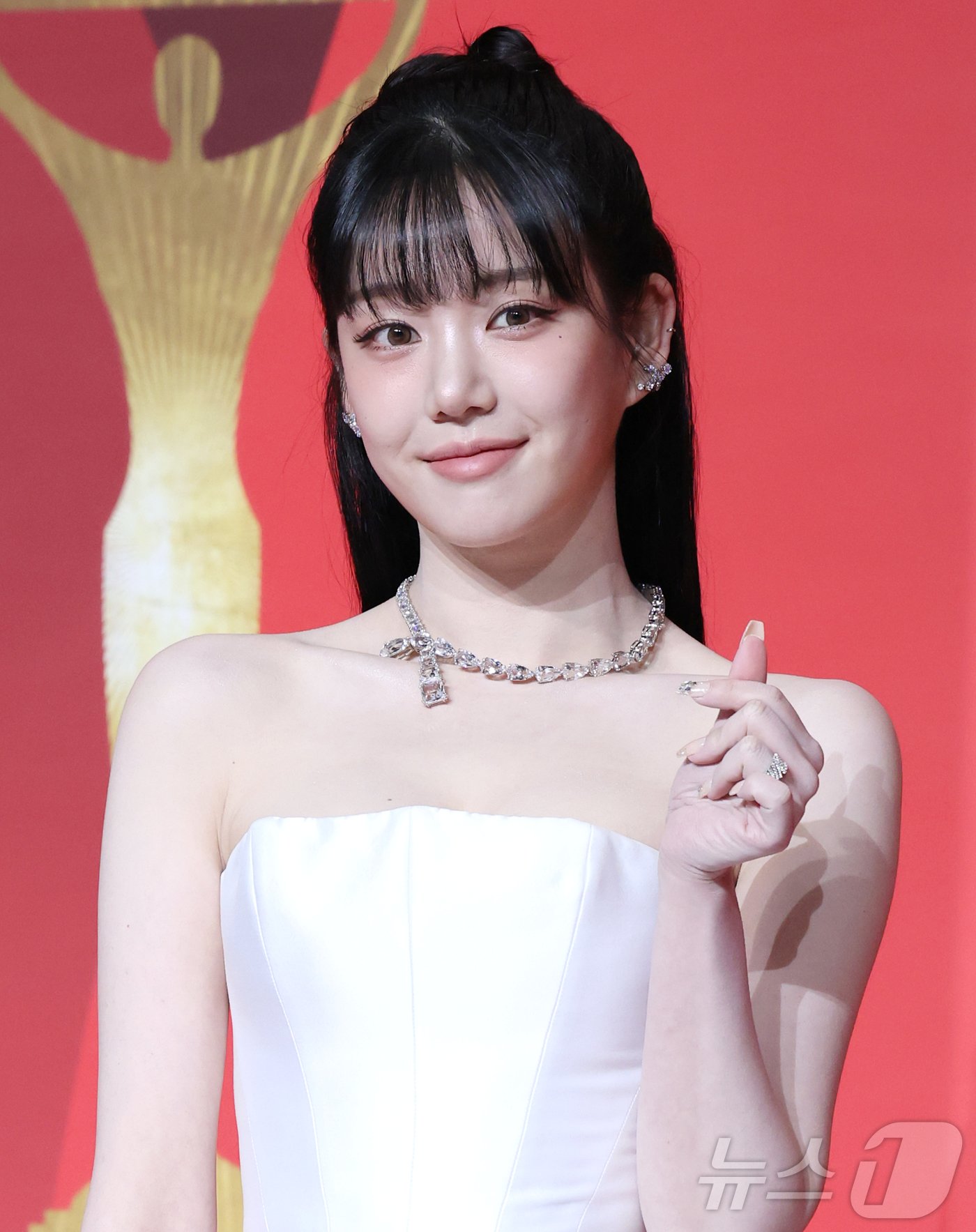 본문 이미지 - 배우 이유비가 21일 오후 서울 마포구 상암동 SBS 프리즘타워에서 열린 '2024 SBS 연기대상' 레드카펫 행사에 참석해 하트 포즈를 취하고 있다. ⓒ News1 권현진 기자