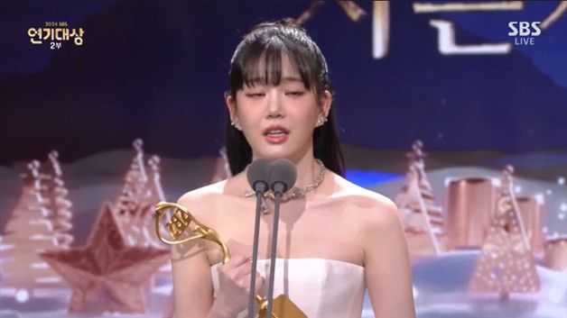 '이승기 아내' 이유비, 눈물의 수상 소감 "강한 척하는 사람" [SBS연기대상]