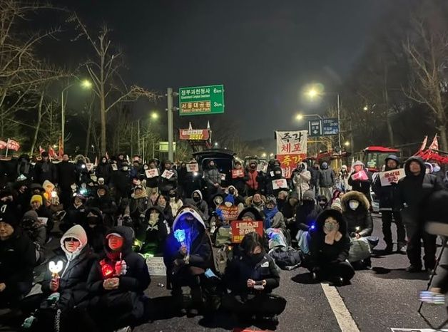 "마스크에 고드름, 우리보고 죽으라는 거냐"…'남태령 불침번' 선 시민 분노