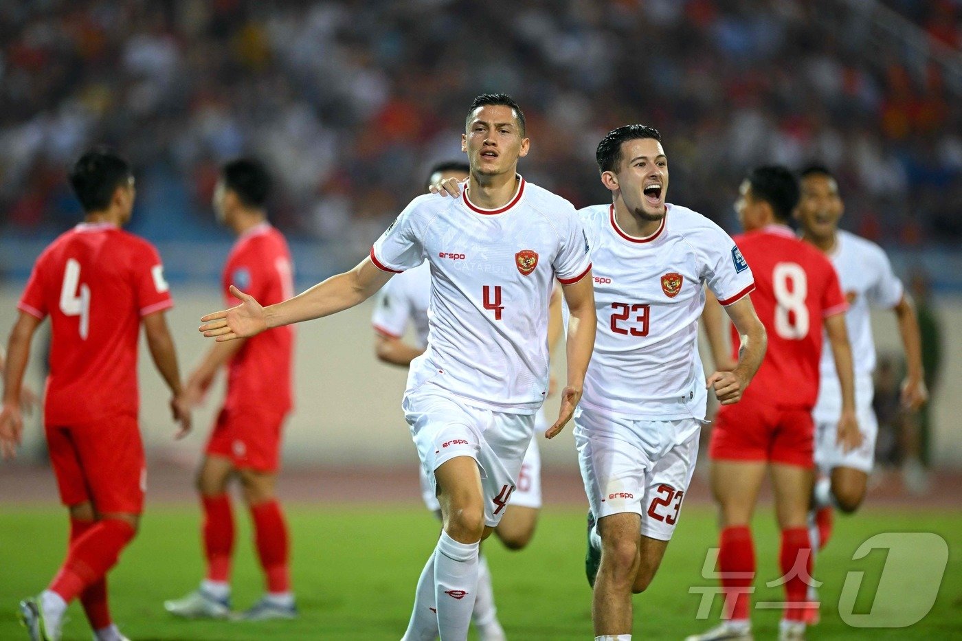 본문 이미지 - 지난 3차전 당시 베트남을 꺾고 기뻐하는 인도네시아 선수들 ⓒ AFP=뉴스1