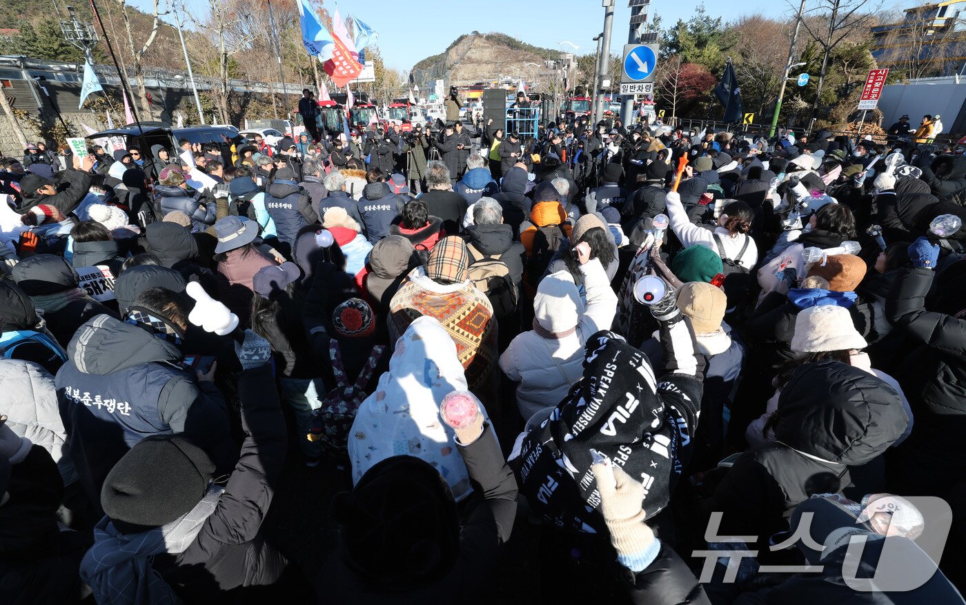 전국농민회총연맹 전봉준 투쟁단 농민들과 시민들이 22일 서울 남태령 고개 인근에서 윤석열 대통령 체포와 구속을 촉구하는 집회를 하고 있다. 2024.12.22/뉴스1 ⓒ News1 박세연 기자