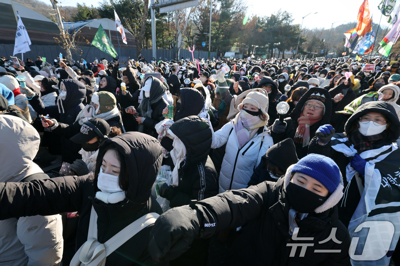 (서울=뉴스1) 박세연 기자 = 전국농민회총연맹 전봉준 투쟁단 농민들과 시민들이 22일 서울 남태령 고개 인근에서 윤석열 대통령 체포와 구속을 촉구하는 집회를 하고 있다. 2024 …