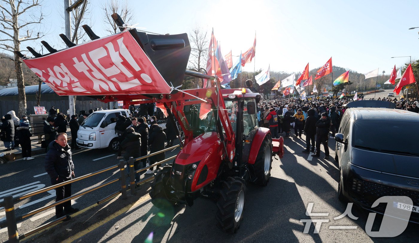 전국농민회총연맹 전봉준 투쟁단 농민들이 22일 윤석열 대통령 체포와 구속을 촉구하는 집회를 위해 트랙터를 몰고 상경하던 중 서울 남태령 고개 인근에서 경찰 차벽에 막혀 대기하고 있다. 전농은 21일부터 남태령 고개 인근에서 경찰 병력에 막혀 대기하며 집회를 벌이고 있다. 2024.12.22/뉴스1 ⓒ News1 박세연 기자