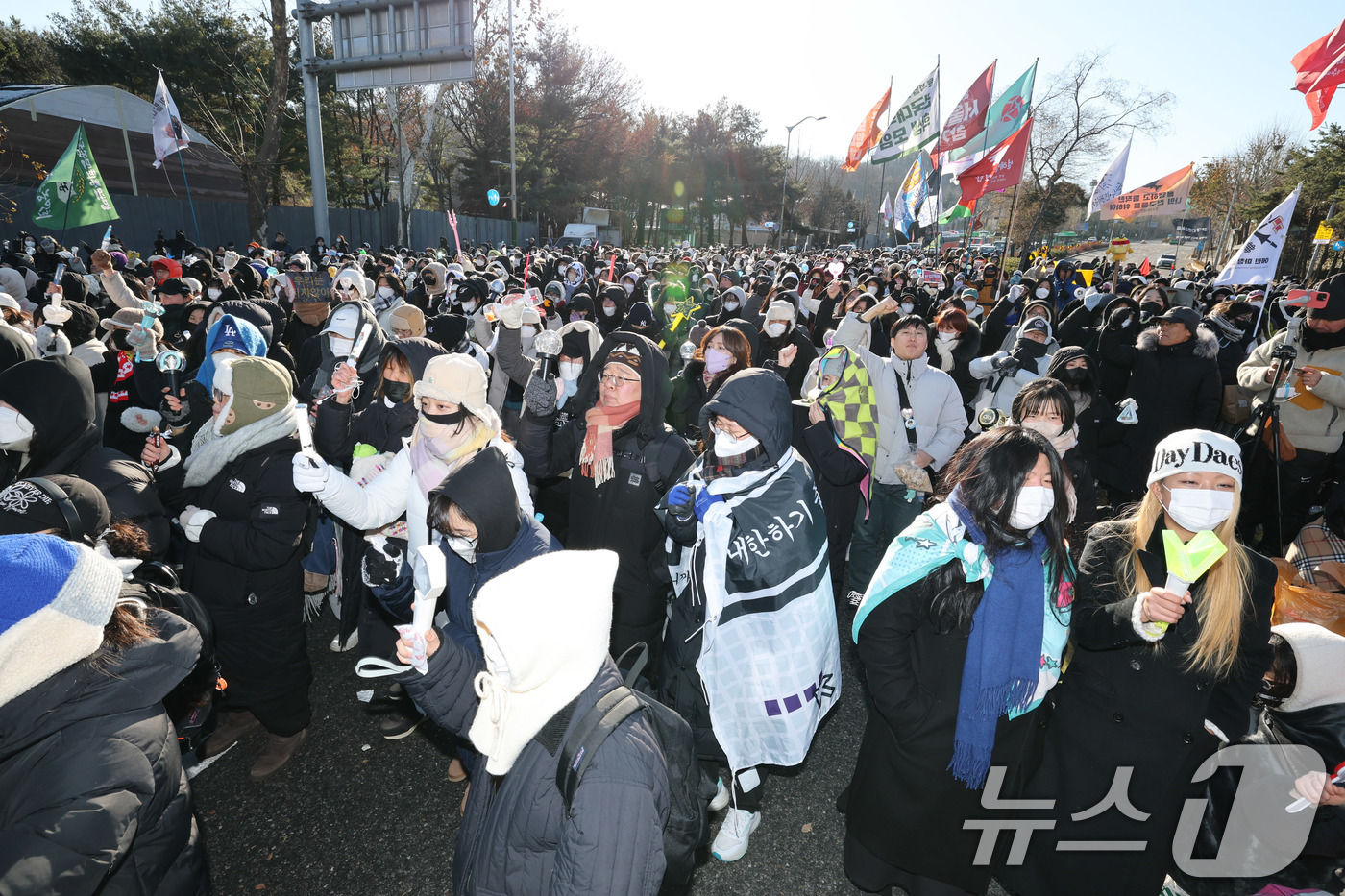 (서울=뉴스1) 박세연 기자 = 전국농민회총연맹 전봉준 투쟁단 농민들과 시민들이 22일 서울 남태령 고개 인근에서 윤석열 대통령 체포와 구속을 촉구하는 집회를 하고 있다. 2024 …