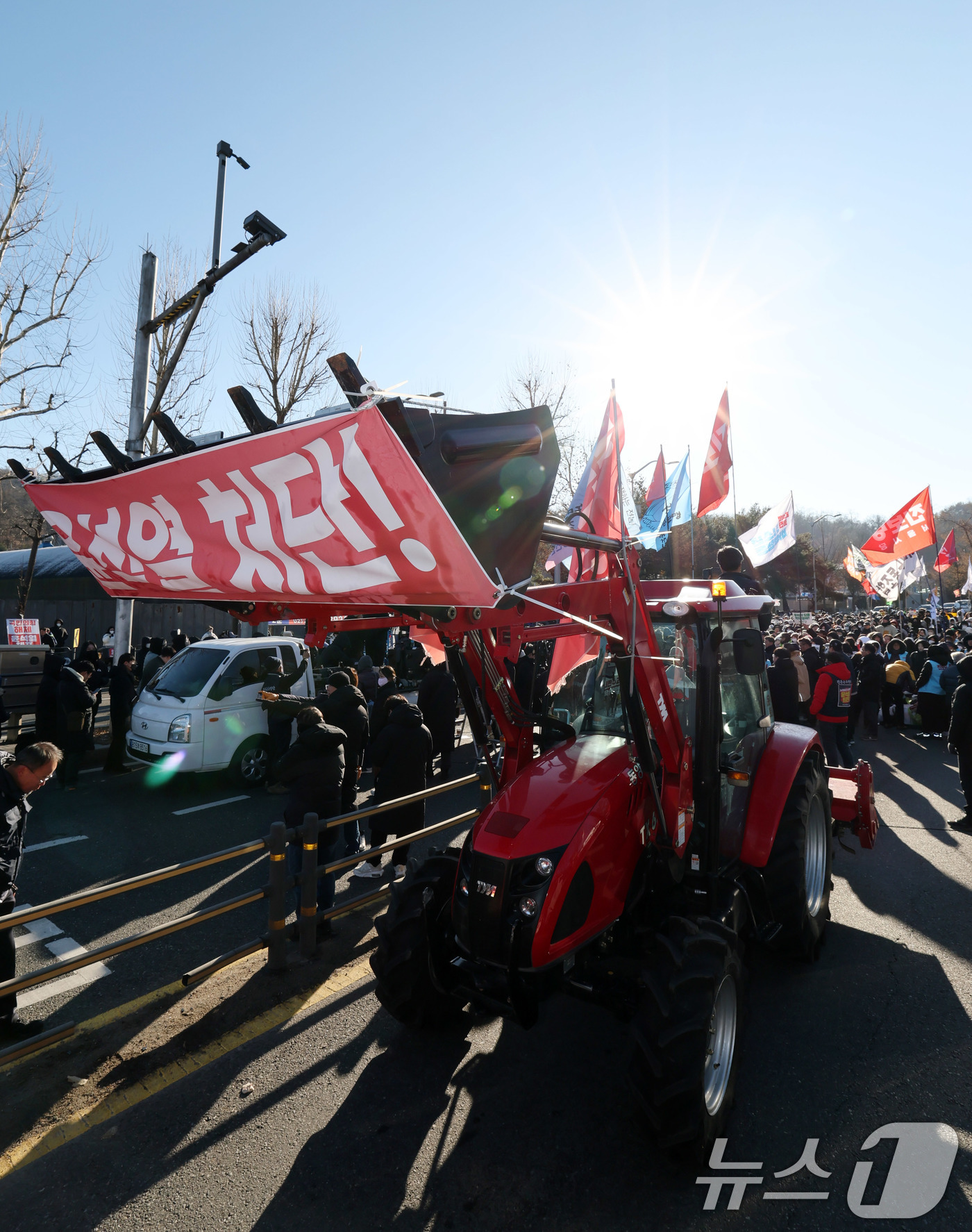 (서울=뉴스1) 박세연 기자 = 전국농민회총연맹 전봉준 투쟁단 농민들과 시민들이 22일 서울 남태령 고개 인근에서 윤석열 대통령 체포와 구속을 촉구하는 집회를 하고 있다.전농은 2 …