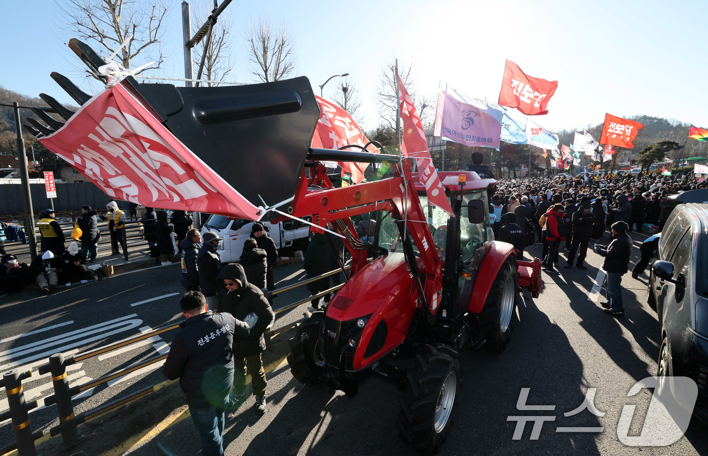 (서울=뉴스1) 박세연 기자 = 전국농민회총연맹 전봉준 투쟁단 농민들과 시민들이 22일 서울 남태령 고개 인근에서 윤석열 대통령 체포와 구속을 촉구하는 집회를 하고 있다.전농은 2 …