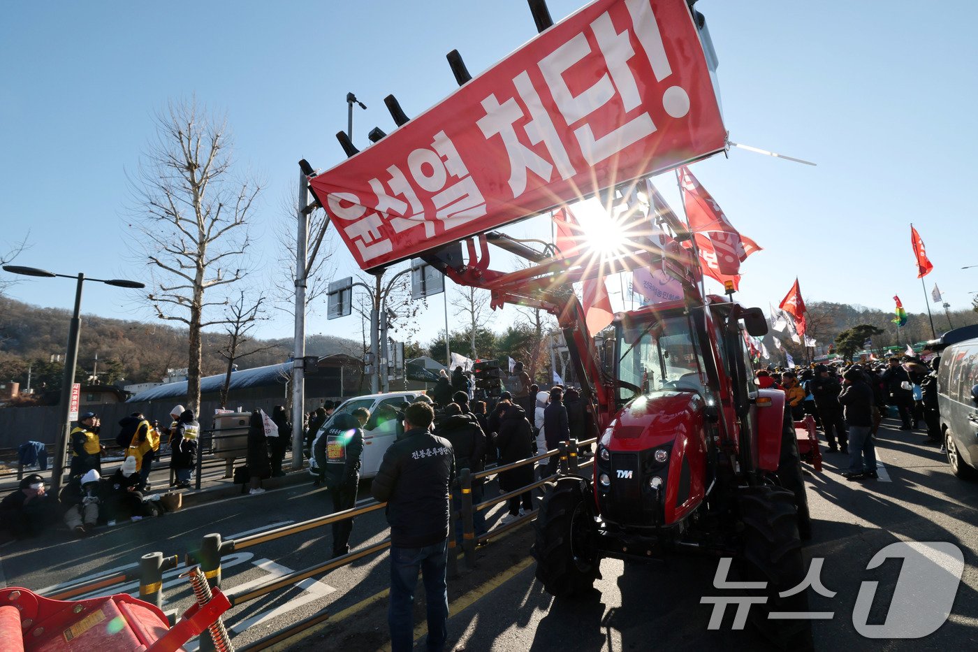 전국농민회총연맹 전봉준 투쟁단 농민들과 시민들이 22일 서울 남태령 고개 인근에서 윤석열 대통령 체포와 구속을 촉구하는 집회를 하고 있다. 전농은 21일 부터 트랙터와 트럭을 몰고 상경하던 중 서울 남태령 고개 인근에서 경찰 차벽에 막혀 대기하고 있다. 2024.12.22/뉴스1 ⓒ News1 박세연 기자