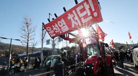 경찰에 막힌 남태령에서 윤석열 구속 촉구하는 농민들