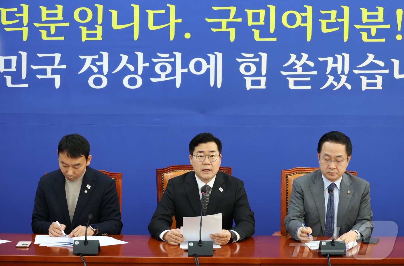 본문 이미지 - 박찬대 더불어민주당 원내대표가 22일 오전 서울 여의도 국회에서 현안 관련 기자간담회를 하고 있다. 2024.12.22/뉴스1 ⓒ News1 이광호 기자