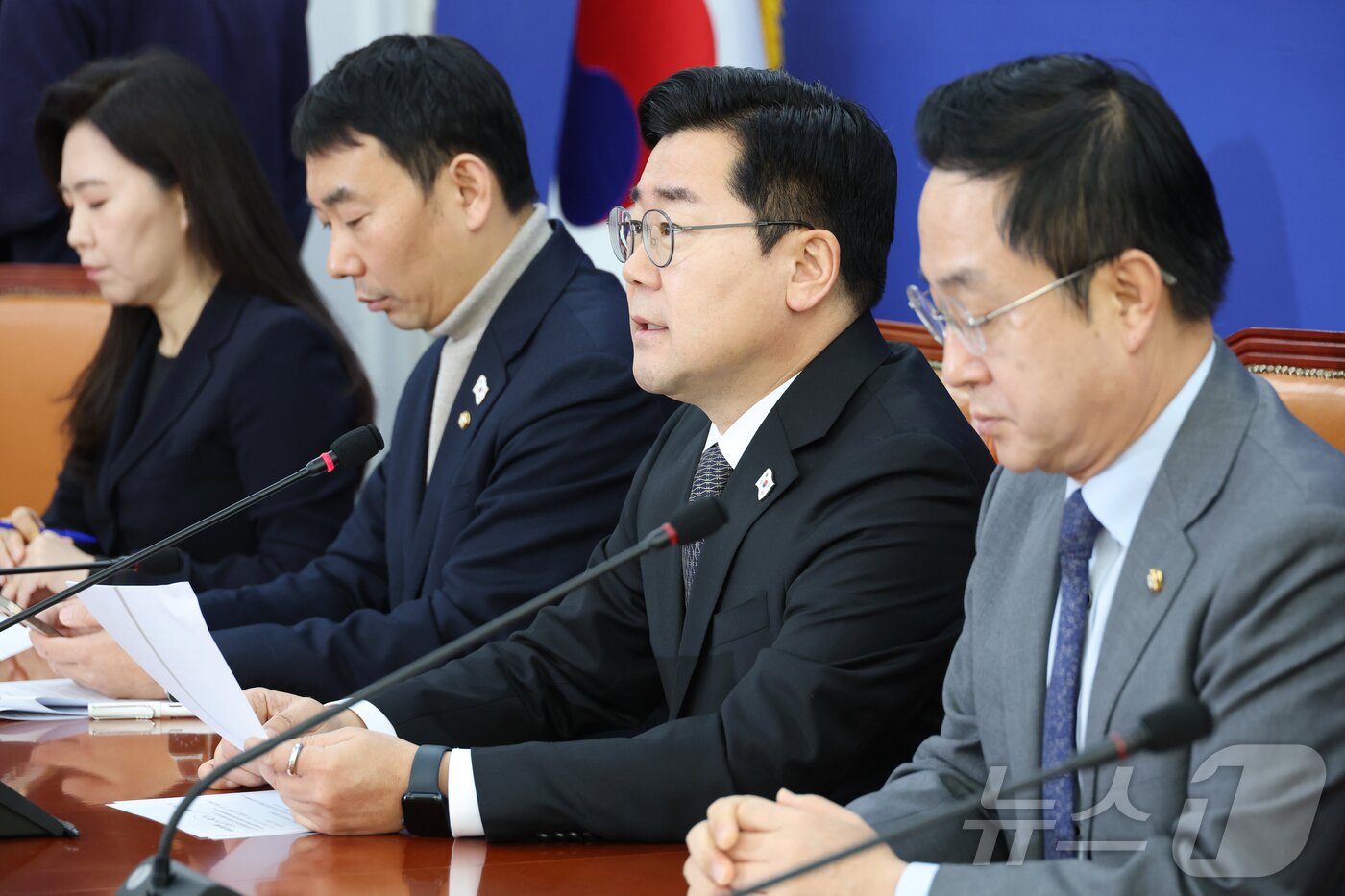 본문 이미지 - 박찬대 더불어민주당 원내대표가 22일 오전 서울 여의도 국회에서 현안 관련 기자간담회를 하고 있다. 2024.12.22/뉴스1 ⓒ News1 이광호 기자