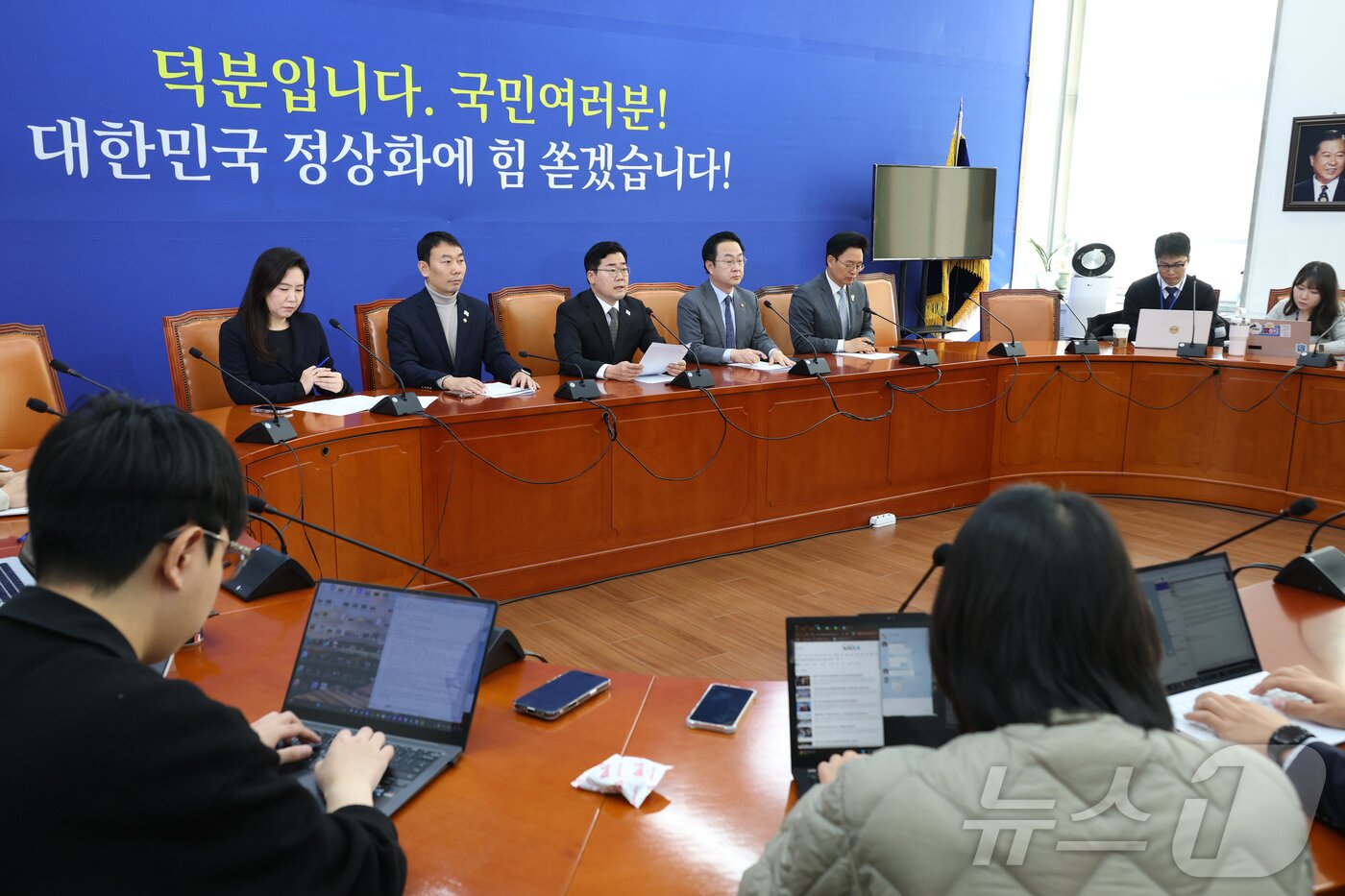 본문 이미지 - 박찬대 더불어민주당 원내대표가 22일 오전 서울 여의도 국회에서 현안 관련 기자간담회를 하고 있다. 2024.12.22/뉴스1 ⓒ News1 이광호 기자