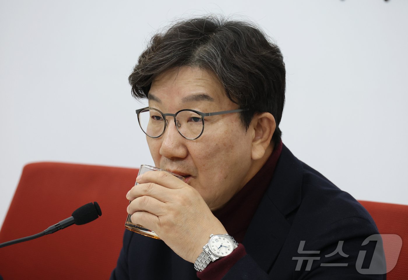 본문 이미지 - 권성동 국민의힘 대표 권한대행 겸 원내대표가 22일 오전 서울 여의도 국회에서 가진 현안 관련 기자간담회에서 물을 마시고 있다. 2024.12.22/뉴스1 ⓒ News1 이광호 기자