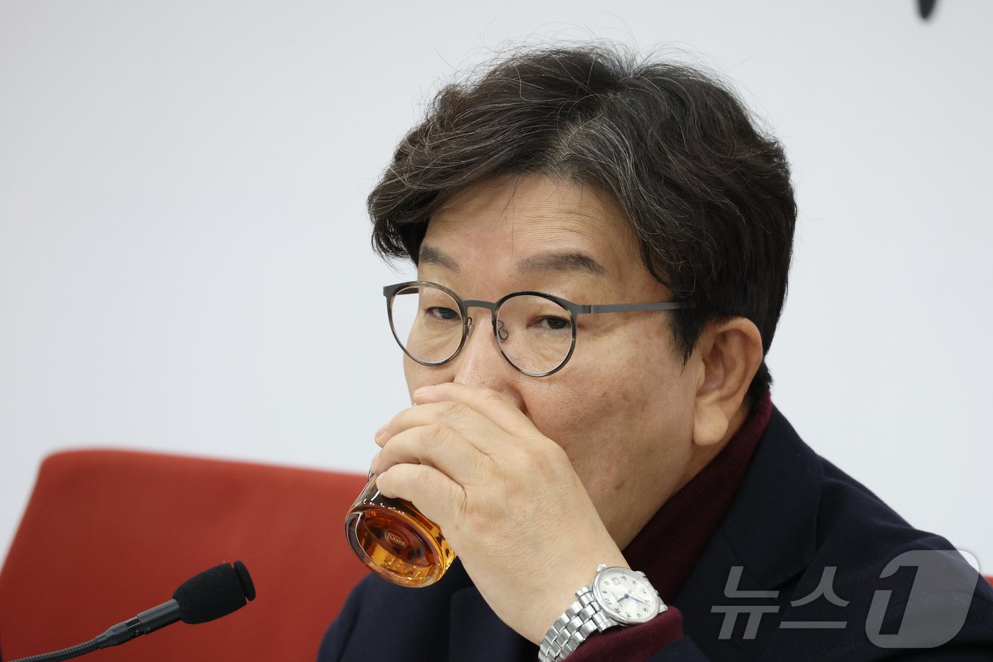본문 이미지 - 권성동 국민의힘 대표 권한대행 겸 원내대표가 22일 오전 서울 여의도 국회에서 가진 현안 관련 기자간담회에서 물을 마시고 있다. 2024.12.22/뉴스1 ⓒ News1 이광호 기자