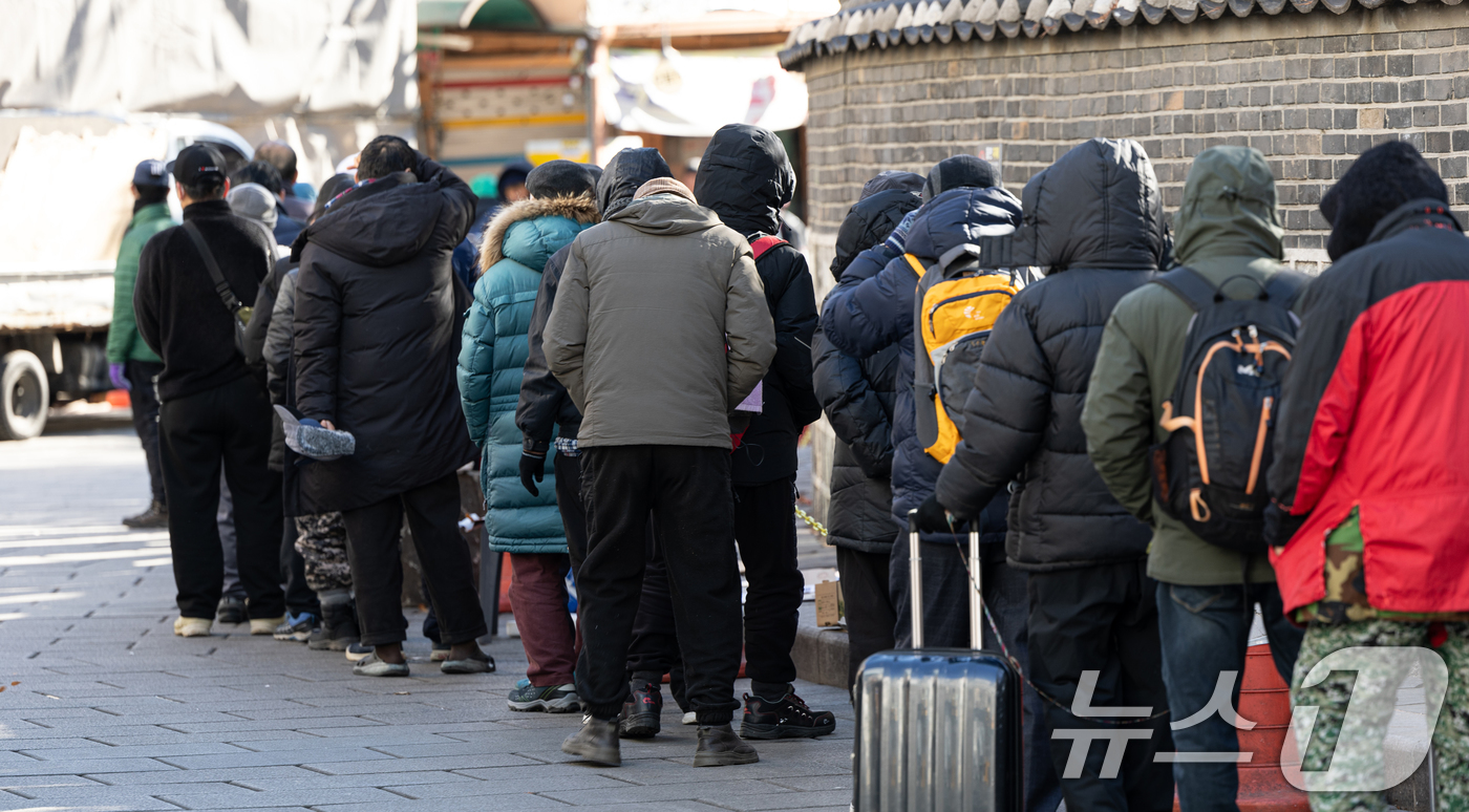 (서울=뉴스1) 이승배 기자 = 아침 기온이 큰 폭으로 떨어지며 추운 날씨를 보인 22일 오전 서울 종로구 탑골공원 원각사 노인 무료급식소를 찾은 어르신들이 식사를 위해 줄 서 있 …