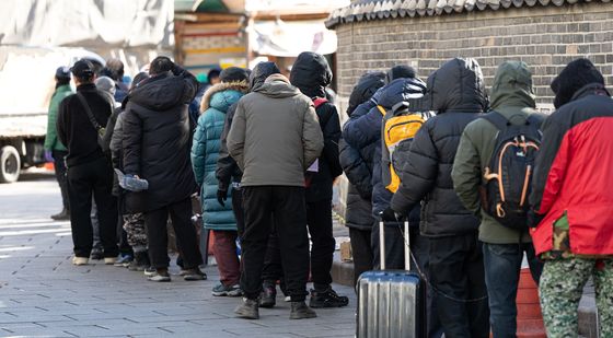 길게 늘어선 급식소 대기줄