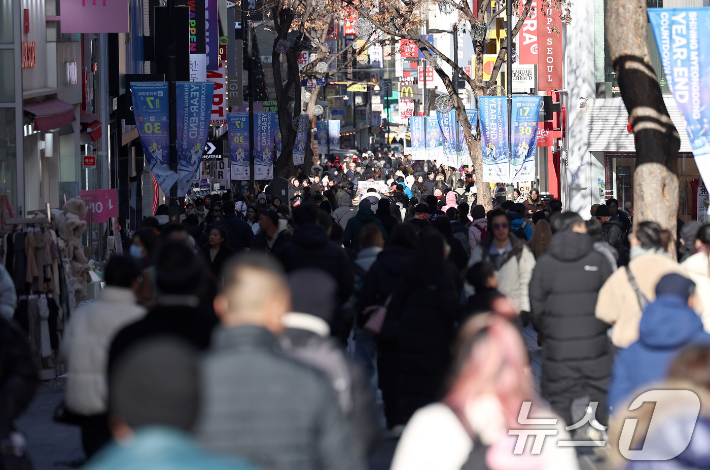 (서울=뉴스1) 구윤성 기자 = 성탄절을 앞둔 휴일인 22일 서울 명동거리가 연말 분위기를 반끽하는 시민과 관광객들로 북적이고 있다. 2024.12.22/뉴스1