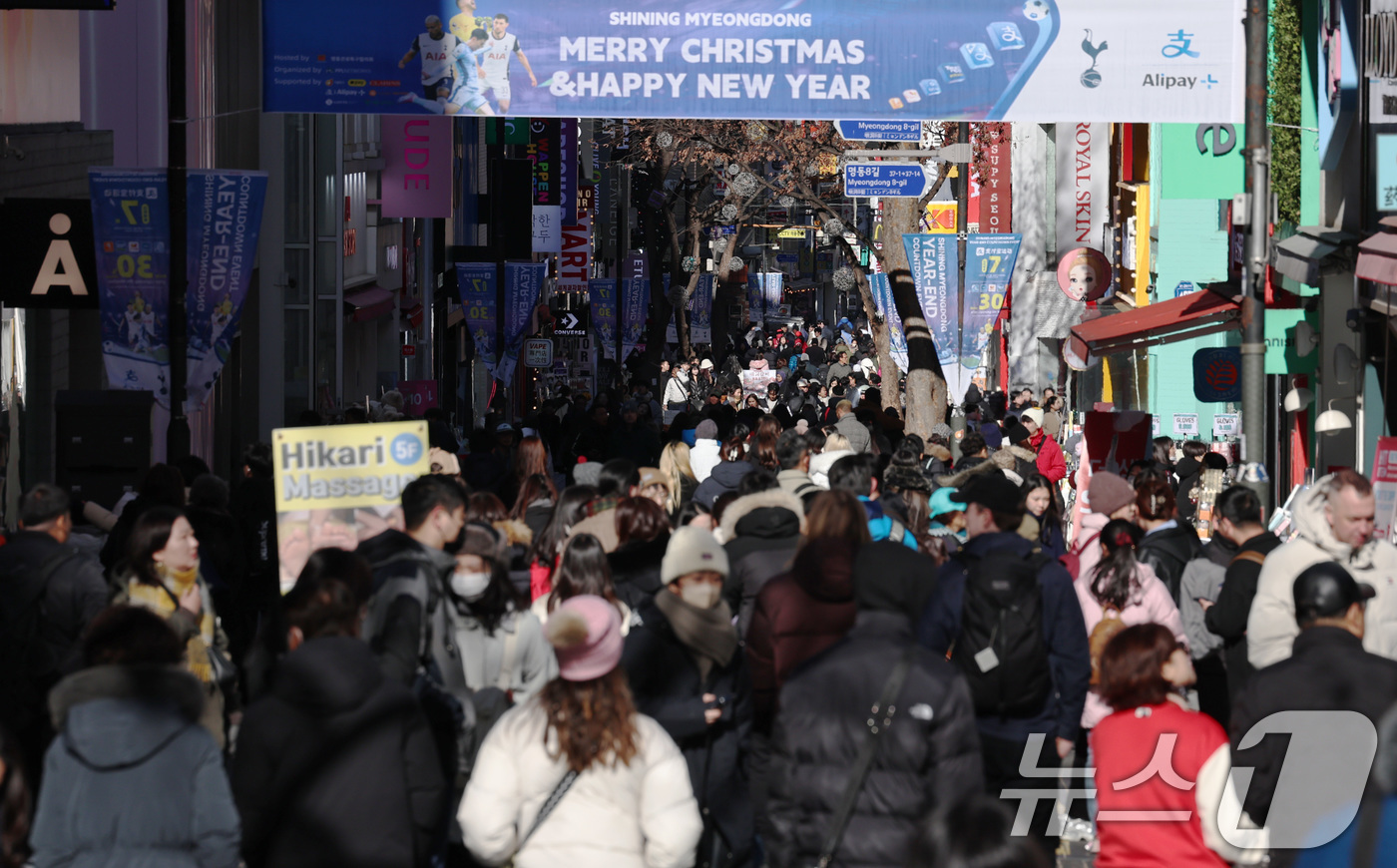 (서울=뉴스1) 구윤성 기자 = 성탄절을 앞둔 휴일인 22일 서울 명동거리가 연말 분위기를 반끽하는 시민과 관광객들로 북적이고 있다. 2024.12.22/뉴스1