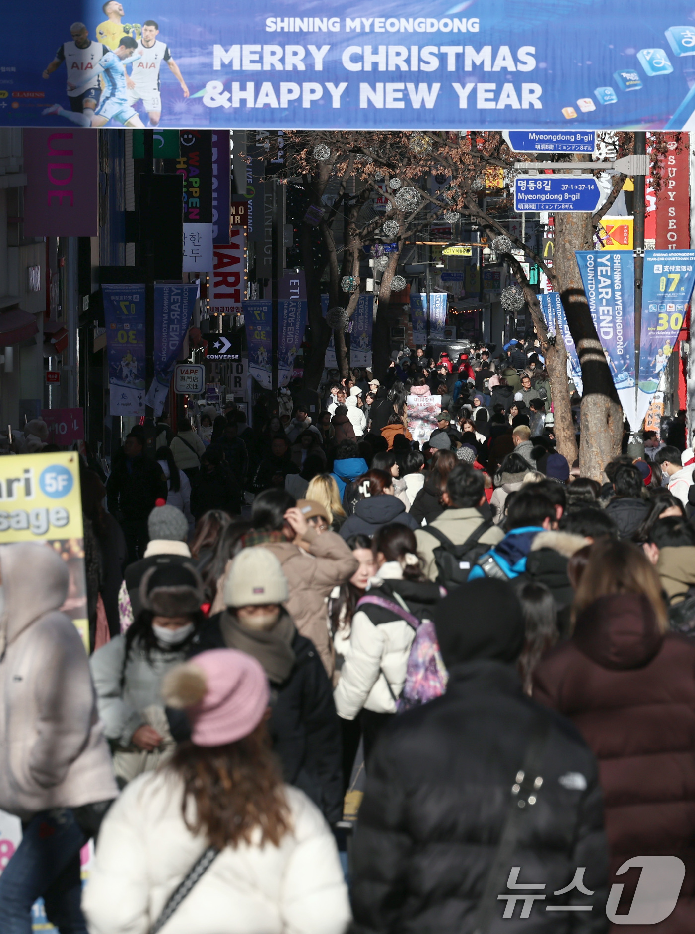 (서울=뉴스1) 구윤성 기자 = 성탄절을 앞둔 휴일인 22일 서울 명동거리가 연말 분위기를 반끽하는 시민과 관광객들로 북적이고 있다. 2024.12.22/뉴스1