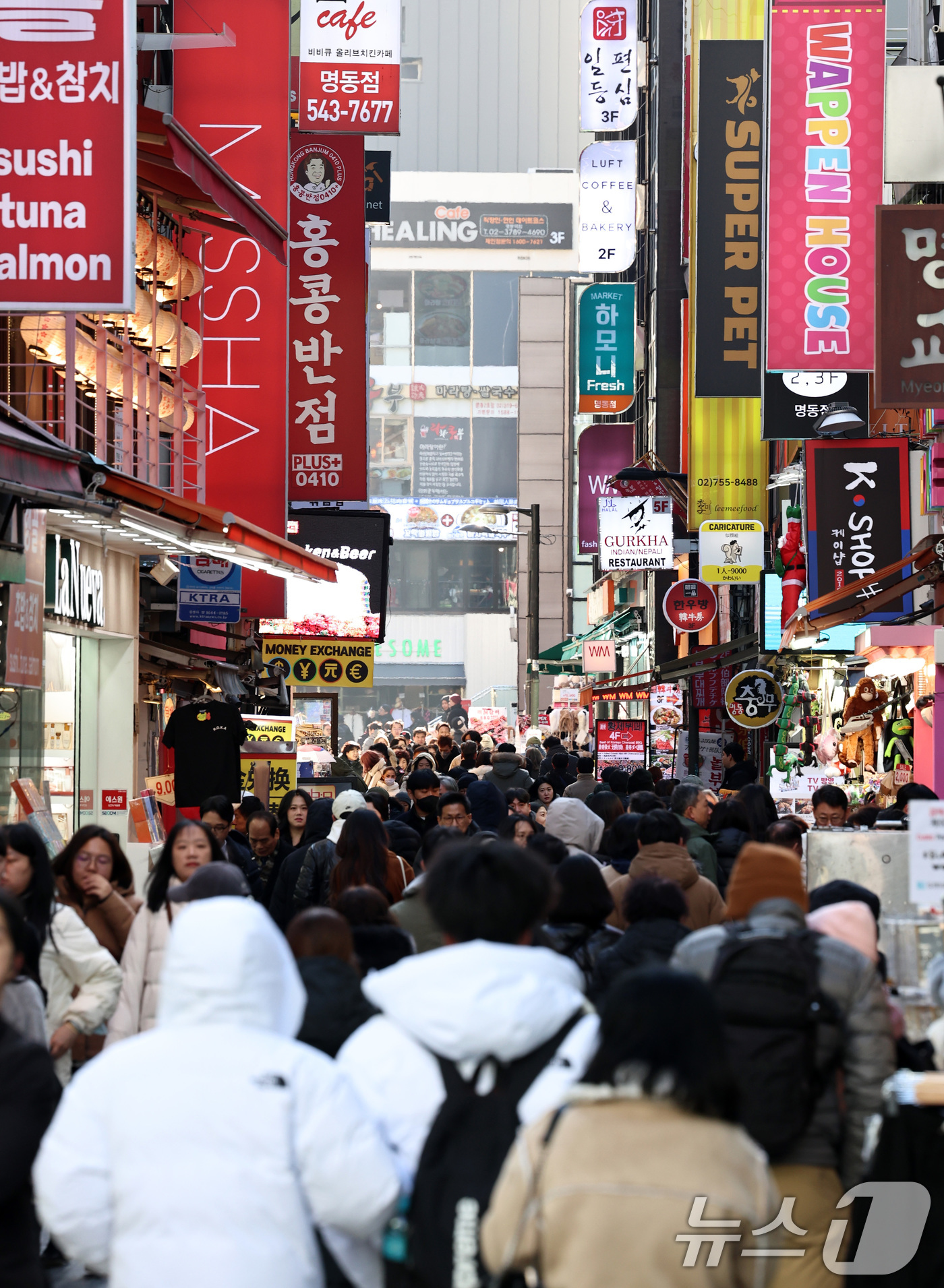 (서울=뉴스1) 구윤성 기자 = 먹거리 물가 고공행진이 이어지는 가운데 내년에도 국내 식품·외식 가격 인상이 지속될 전망이다. 주요 식재료 가격이 오른 상황에서 원·달러 환율이 급 …