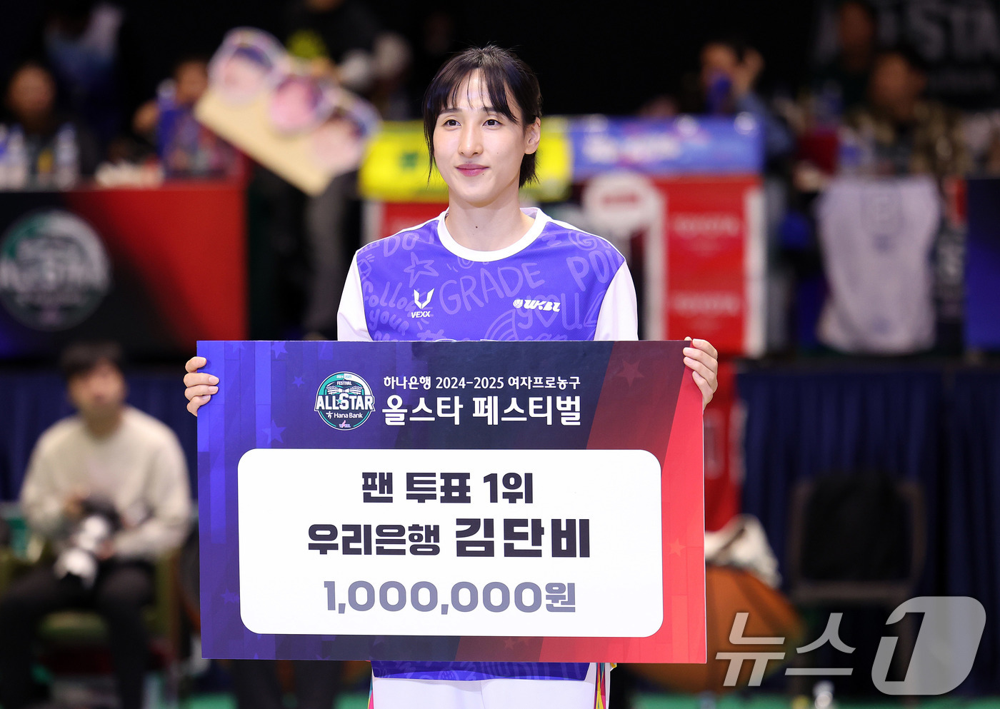 (부천=뉴스1) 박지혜 기자 = 22일 부천 원미구 부천체육관에서 열린 하나은행 2024-2025 시즌 여자프로농구 한일 올스타전에 앞서 김단비가 팬 투표 1위 수상 후 포즈를 취 …