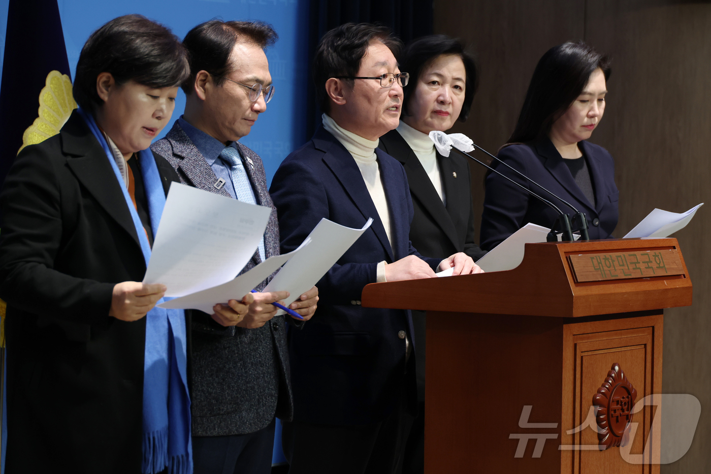 (서울=뉴스1) 이광호 기자 = 더불어민주당 윤석열내란진상조사단 의원들이 22일 오후 서울 여의도 국회 소통관에서 기자회견을 열고 한덕수 대통령 권한대행 국무총리에게 내란 특검 수 …