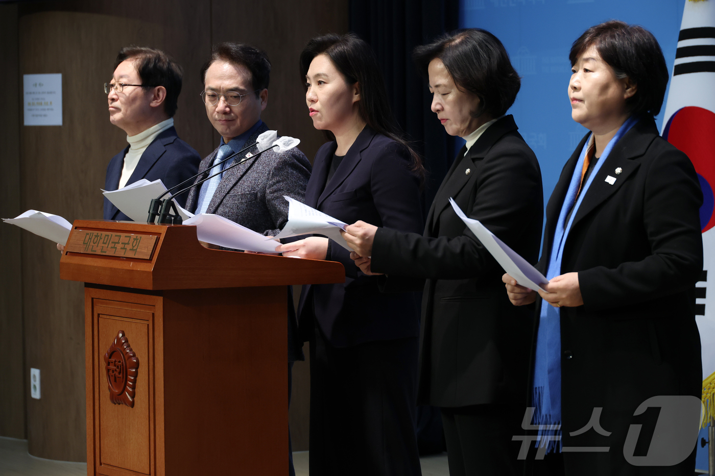 (서울=뉴스1) 이광호 기자 = 더불어민주당 윤석열내란진상조사단 의원들이 22일 오후 서울 여의도 국회 소통관에서 기자회견을 열고 한덕수 대통령 권한대행 국무총리에게 내란 특검 수 …