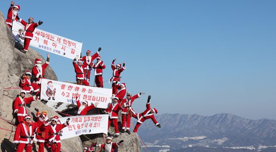 절벽에 매달린 산타