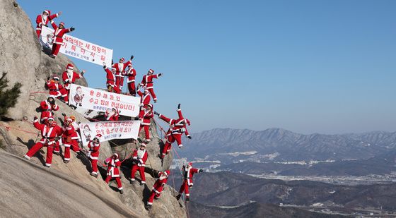 단체로 등장한 산타