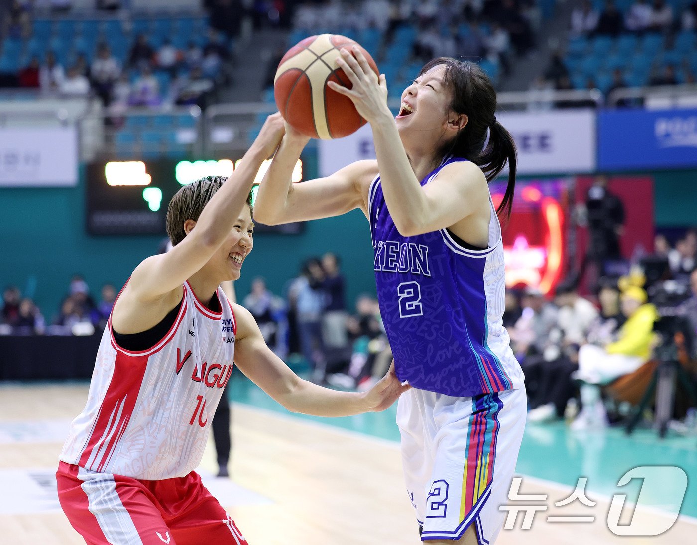 본문 이미지 - 22일 부천 원미구 부천체육관에서 열린 하나은행 2024-2025 시즌 여자프로농구 한일 올스타전에서 한국 올스타 신지현과 일본 올스타 마치다 루이가 볼다툼을 하고 있다. 2024.12.22/뉴스1 ⓒ News1 박지혜 기자