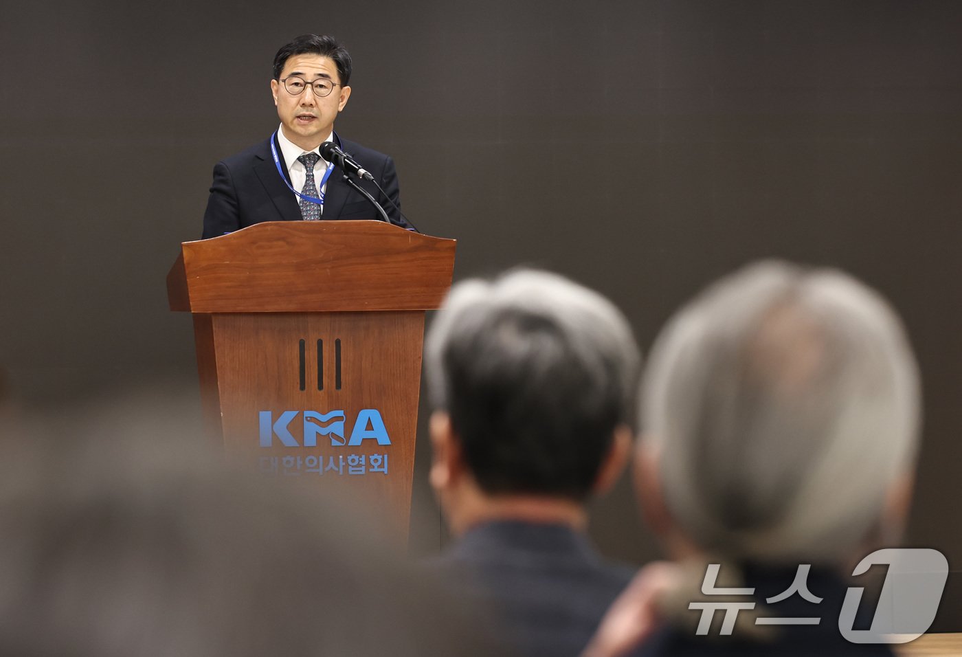 본문 이미지 - 박형욱 대한의사협회&#40;의협&#41; 비상대책위원장이 22일 오후 서울 용산구 의협회관에서 열린 전국의사대표자대회에서 대회사를 하고 있다. 2024.12.22/뉴스1 ⓒ News1 구윤성 기자