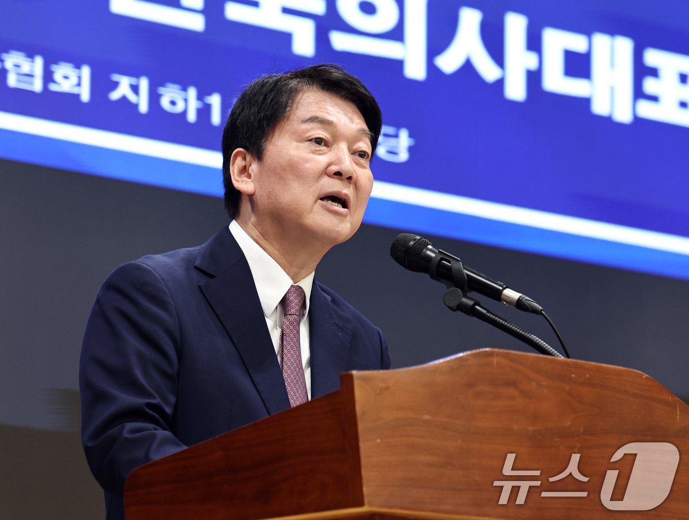 본문 이미지 - 안철수 국민의힘 의원이 22일 오후 서울 용산구 의협회관에서 열린 전국의사대표자대회에서 인사말을 하고 있다. 2024.12.22/뉴스1 ⓒ News1 구윤성 기자