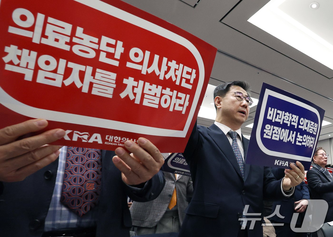 본문 이미지 - 박형욱 대한의사협회&#40;의협&#41; 비상대책위원장을 비롯한 참석자들이 22일 오후 서울 용산구 의협회관에서 열린 전국의사대표자대회에서 구호를 외치고 있다. 2024.12.22/뉴스1 ⓒ News1 구윤성 기자