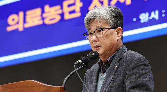 격려사하는 강대식 의협 회장 직무대행